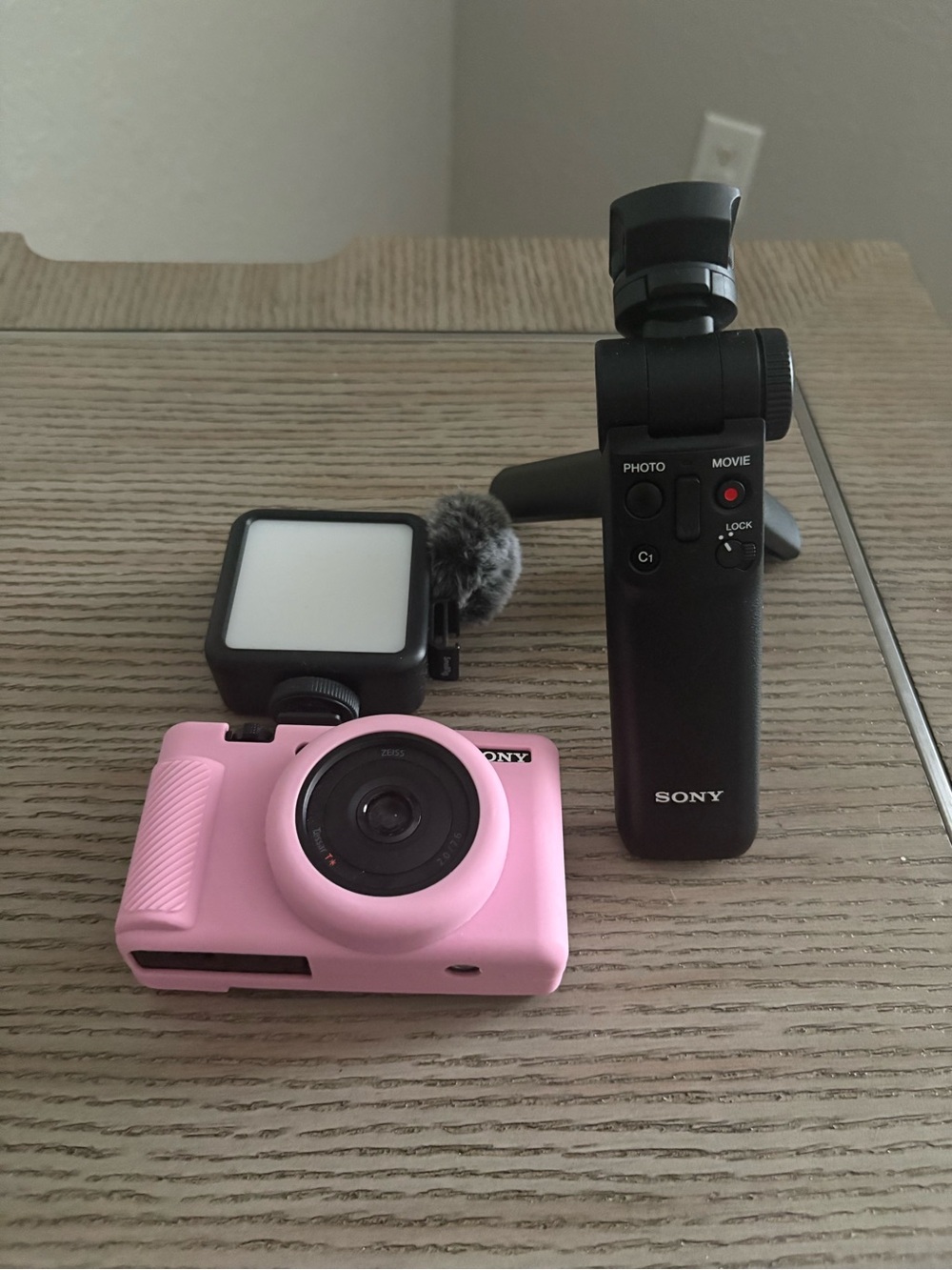 Sony Black ZV1F Compact Digital Camera with Sony Tripod and external flash - Picture 2 of 8